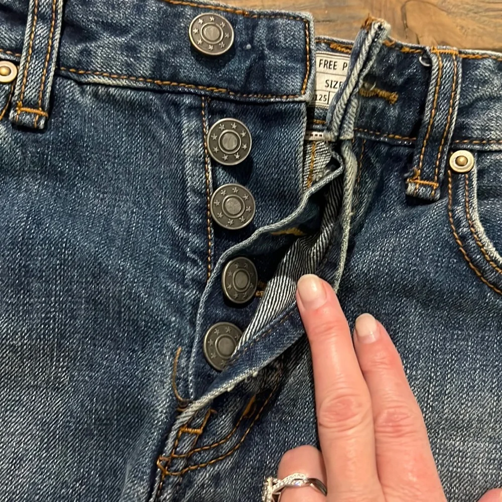 Free People Frayed Denim Jean Shorts W24 - Picture 2 of 6